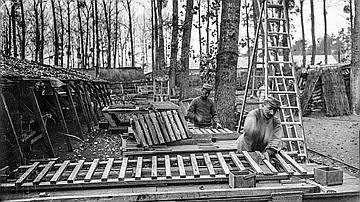 La guerre génère toute sorte de demandes en matière de bois (fabrication de caillebottis, Jonchery-sur-Vesles, Marne, novembre 1917)