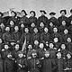 Les chasseurs forestiers se distinguent des soldats de leur régiment par leur uniforme, qui comprend notamment un manteau long (sous-lieutenant de chasseur forestier au 37e bataillon de chasseurs à pied avant 1914, 1er rang, 7e en partant de la gauche)