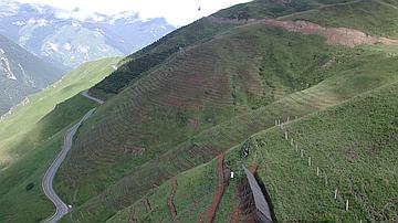 Le service Restauration des terrains de montagne pose un  pare-avalanche sur les Crêtes Blanches (Pyrénées)