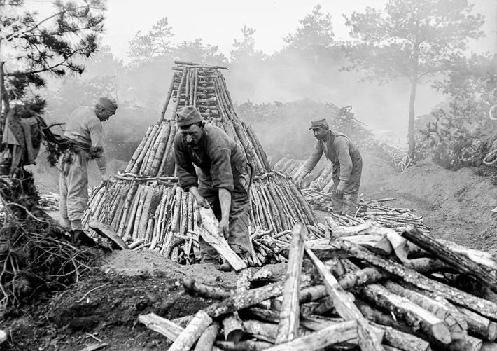 Les besoins en charbon de bois sont très importants tout au long de la guerre (Pourcy, Marne)